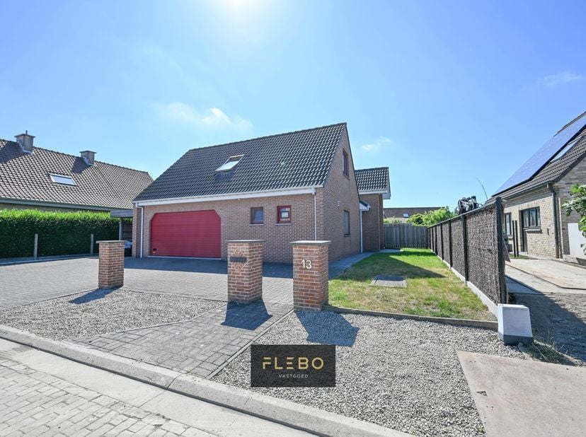 In een rustige doodlopende straat, op wandelafstand van het strand, bevindt zich deze instapklare alleenstaande woning op een perceel van maar liefst