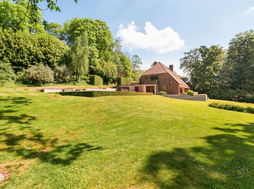 Tijdloze villa op een uitzonderlijk perceel van meer dan 1 hectare in de heuvels van de Vlaamse Ardennen, met adembenemend uitzicht en volledige priva