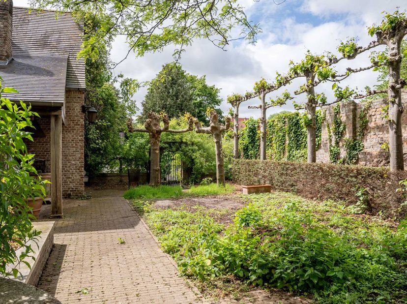 Indrukwekkend herenhuis in het hart van Brugge kent een rijke geschiedenis die teruggaat tot vóór 1850 en biedt een unieke woonkans op een van de mees