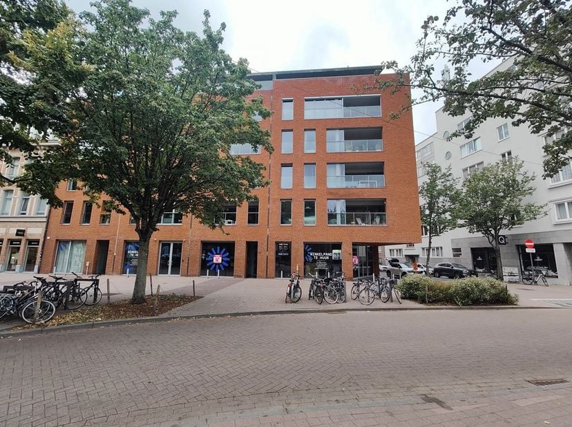Dit uitzonderlijk gelegen pand in de bruisende Kloosterstraat – bekend om zijn antiekzaken, design en creatieve hotspots – biedt een royale handelsrui