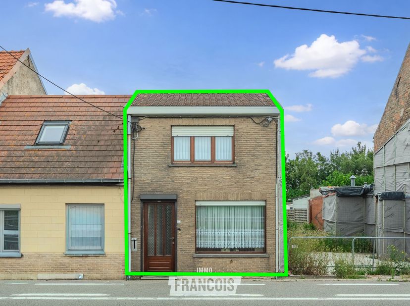 Deze te renoveren woning is gelegen in de Duinkerkestraat in Veurne en biedt een uitstekende opportuniteit voor wie op zoek is naar een woning die vol