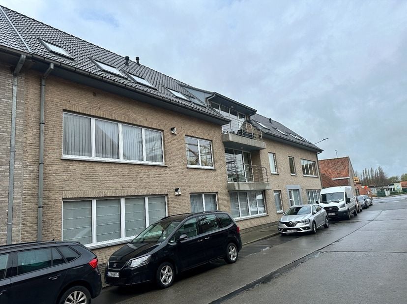 Rustig gelegen appartement op een boogscheut van de markt Langemark.<br />
Het appartement bestaat uit:<br />
Ruime hal - 2 slaapkamers - badkamer - a