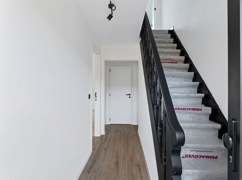Openhuizendag op zaterdag 13 juni van 14u00 - 15u00<br />
Volledig gerenoveerde gezinswoning met 3 slaapkamers, tuin en garage<br />
Gelijkvloers<br /