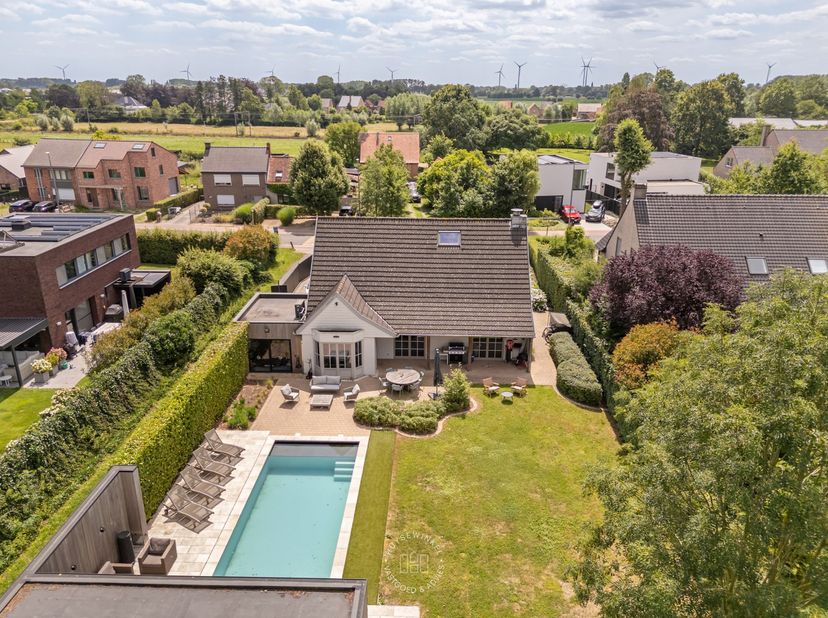 In een residentiële omgeving in Lokeren, omgeven door groen en privacy, bevindt zich deze karaktervolle villa op een perceel van ca. 1.510 m². <br />