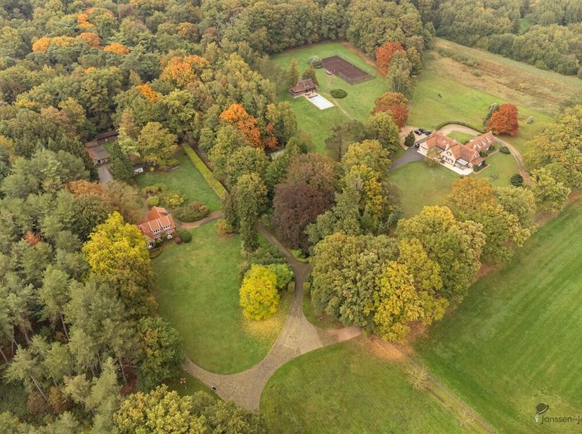 Exclusief domein van ca. 20 hectare  Domein De Haar, Schilde<br />
Te midden van het groen, in één van de mooiste lanen van Schilde, bevindt zich dit