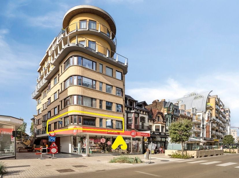 Spacieux Appartement d'Angle situé plein centre, au milieu du Zeelaan<br />
<br />
Découvrez ce très spacieux appartement d'angle jouissant d'un empla