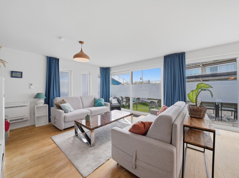 Op zoek naar een ruim en volledig gerenoveerd appartement aan de Belgische kust met zonnig terras? Dit verzorgd appartement in Bredene combineert comf