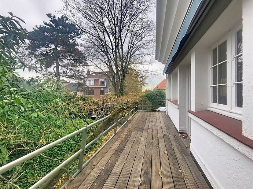 Omschrijving: Gelegen in een rustige zijstraat op loopafstand van de Brugmannlaan en het openbaar vervoer, ligt deze charmante, perfect onderhouden vi