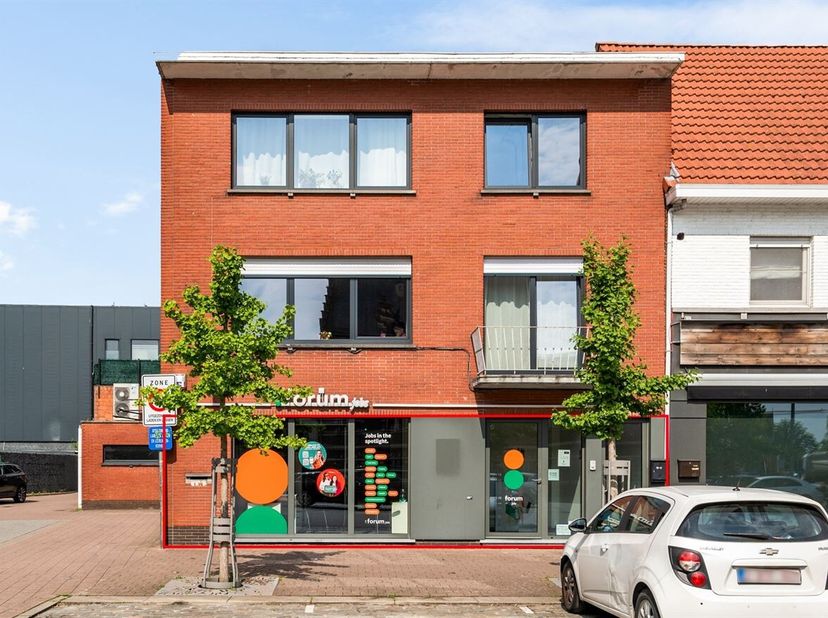 Rez-de-chaussée commercial situé au centre de la ville avec un sous-sol utile<br />
Aménagement :<br />
Rez-de-chaussée :<br />
Hall d'entrée, plusieu