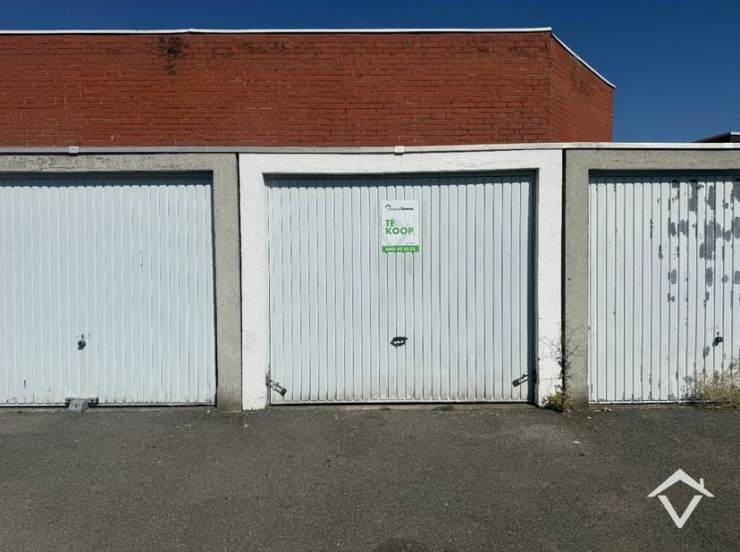 Deze garagebox is gelegen pal in het centrum van Roeselare, op wandelafstand van de Grote Markt, winkelstraat... <br />
Toegankelijk vanaf de Bollenst