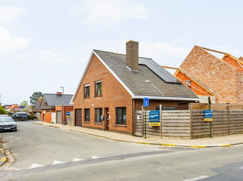 - Ideale ligging: Grimmertingelaan 2 in Moorslede<br />
- Lichtrijke leefruimte <br />
- Uitgeruste keuken met eetplaats<br />
- 1 gelijkvloerse slaap