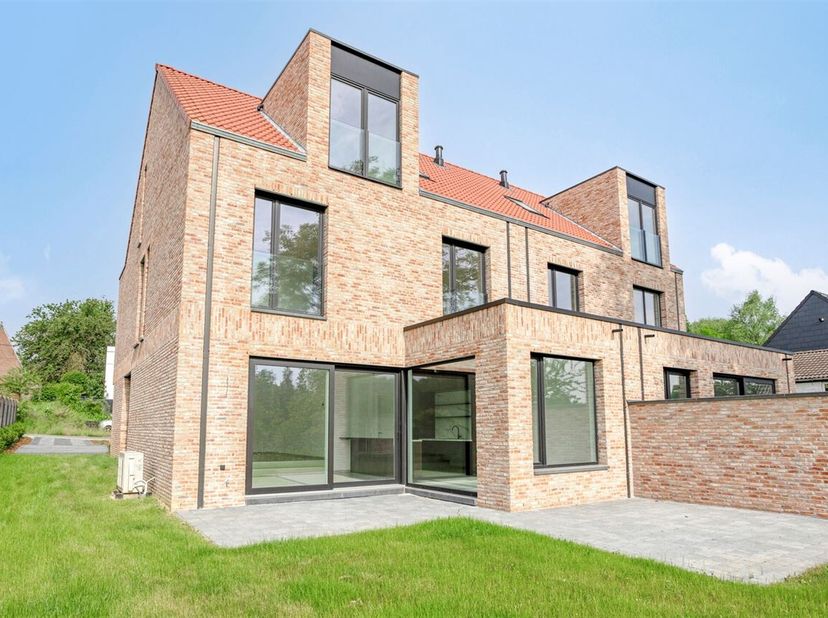 Deze moderne en tijdloze nieuwbouwwoning, gelegen in de rustieke deelgemeente Loonbeek (Huldenberg), biedt een unieke kans voor wie op zoek is naar ee