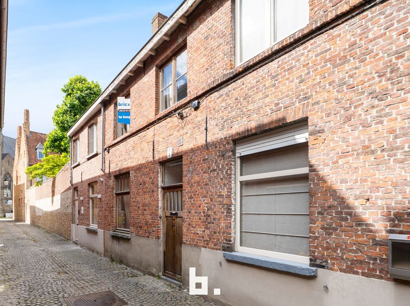 Deze typische historische Brugse rijwoning bieden wij u te koop aan. De woning beschikt over een ruime leefruimte met openhaard en openkeuken met apar