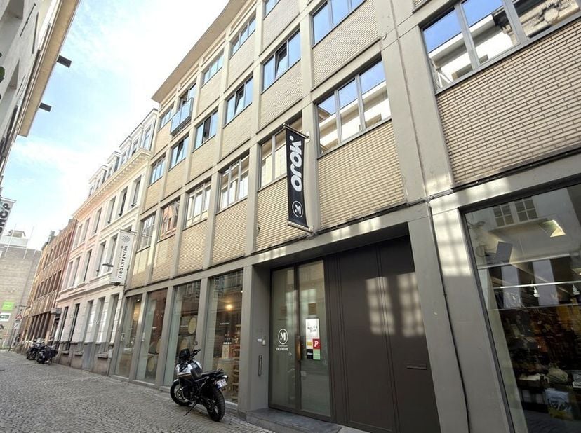 Instapklare kantoorruimte te huur in de Vleminckstraat, gelegen in het bruisende centrum van Antwerpen. Deze moderne kantoorruimte bevindt zich op een