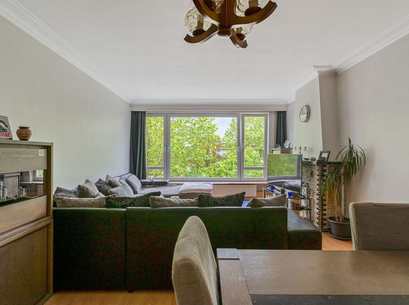 Cet agréable appartement de deux chambres à coucher avec terrasse se trouve au dernier étage d'un petit immeuble de l'Alfons Schneiderlaan à Deurne. L
