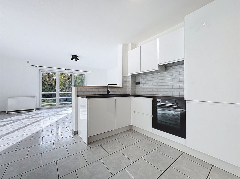 Prix: Offre 139.500 euros, frais d'agence non inclus et à charge de l'acquéreur. <br />
<br />
Appartement situé au 1er étage et comprenant: <br />