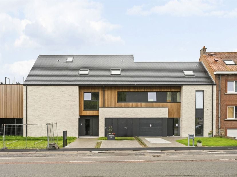 Ontdek dit prachtige nieuwbouwappartement, gelegen op een steenworp afstand van alle voorzieningen: winkels, scholen, openbaar vervoer en belangrijke