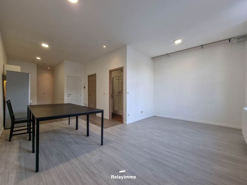 Tournai, quartier Saint-Jacques, appartement deux chambres entièrement rénové et situé au deuxième étage de la résidence.<br />
Petite partie hall d'