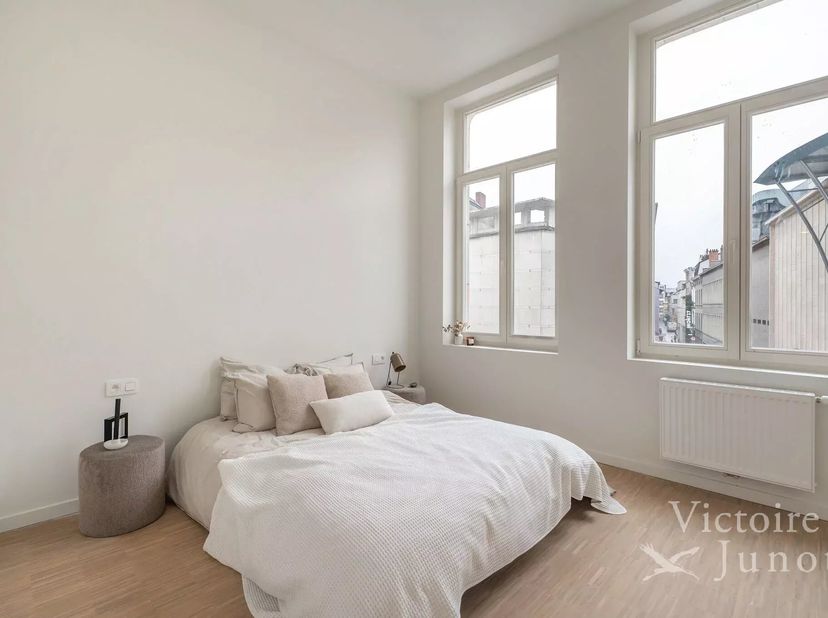 Victoire Junot stelt u dit gloednieuwe appartement met twee slaapkamers voor, voorzien van een prachtig terras aan de achterzijde en gelegen op de twe