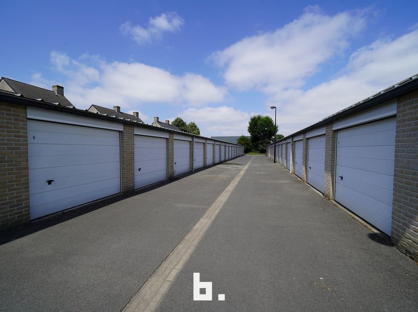 Garage à louer
                    à 8200 Sint-Andries