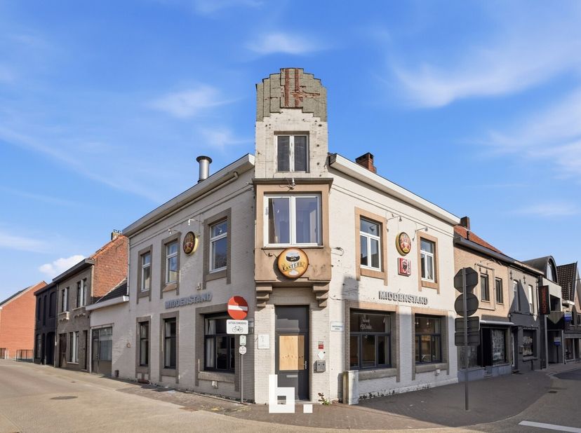 Bent u op zoek naar een pand met tal van mogelijkheden op een uitstekende ligging? Dan is dit te renoveren café in het hart van Tielt zeker een bezoek