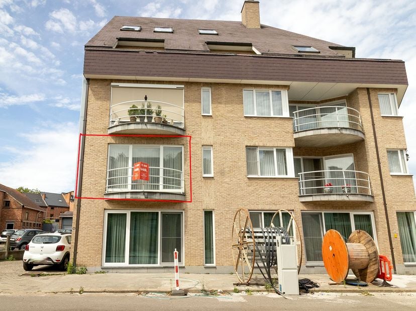 CENTRAAL GELEGEN APPARTEMENT MET GARAGE - <br />
<br />
Appartement op topligging op wandelafstand van het centrum op de eerste verdieping met bijhore