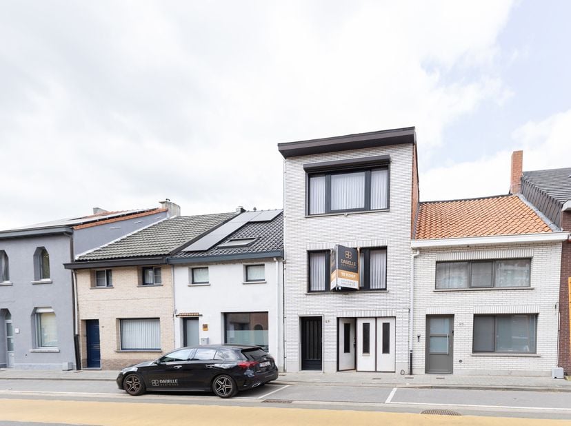 Bent u op zoek naar een bel-étage woning die u volledig naar eigen smaak kunt renoveren? Dan is deze woning aan de Langhalsbeekstraat 97 in Sint-Nikla