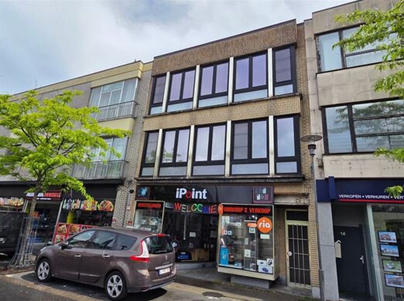 VOLLEDIG GERENOVEERD, KWALITATIEF EN LUMINEUS APPARTEMENT 92M² MET 2 SLAAPKAMERS EN GROOT TERRAS 17M².<br />
 2de verdieping met lift - ligging in een