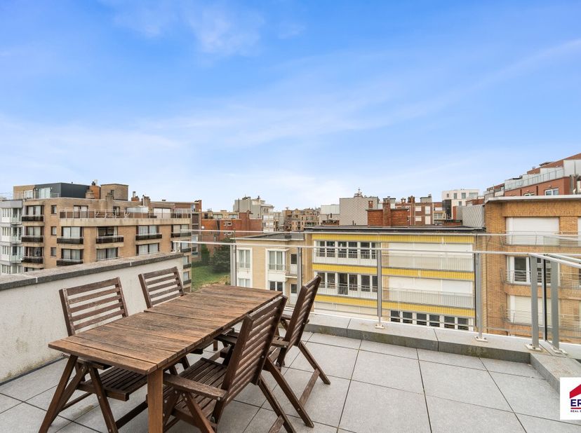 Te koop: verzorgd appartement in het centrum van Koksijde, op korte wandelafstand van zee, duinen en openbaar vervoer. Dit appartement, gelegen in een