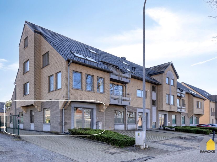 OMSCHRIJVING:<br />
- GELIJKVLOERS: Ruime woonkamer (12 x 5,36 m) met veel lichtinval dankzij de grote raampartijen en hoge plafonds, open, ingerichte