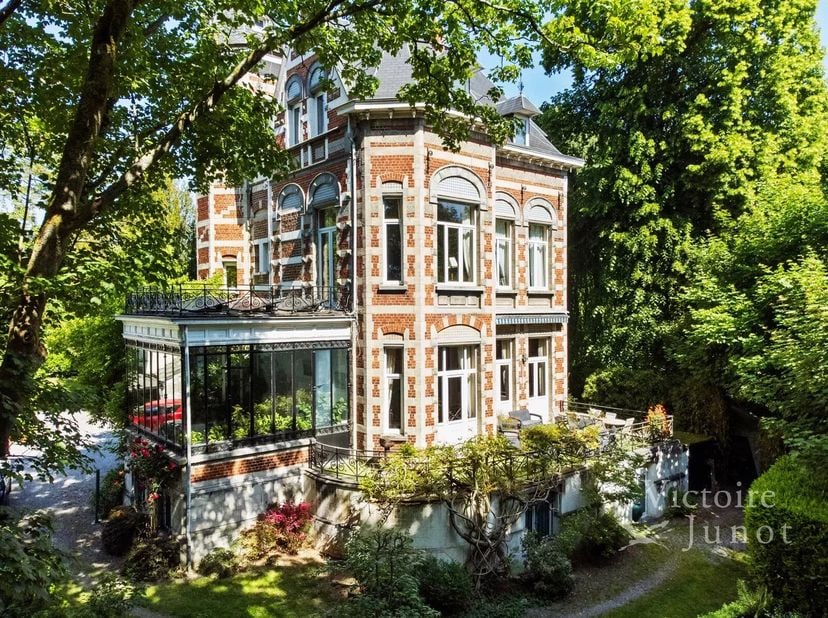 Ukkel: Victoire - Junot stelt u deze karaktervolle woning voor, gebouwd in de 19e eeuw op een perceel van ± 80 are. De woning is gerenoveerd en combin