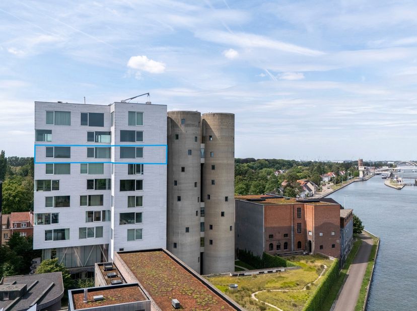 Unieke loft gelegen op de 8e verdieping van de iconische Silos op de Axel Vervoordt Kanaalsite, een ontwerp van de gerenommeerde architect Stéphane Be