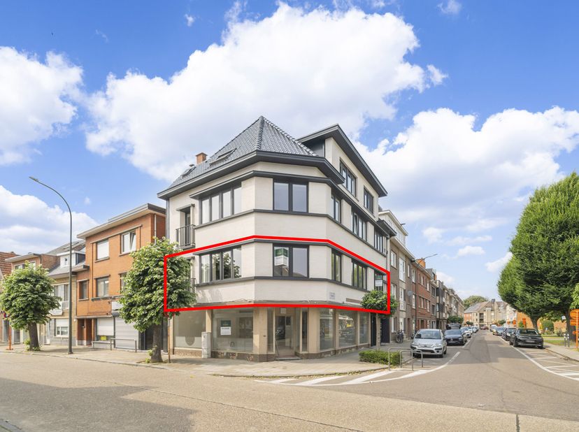 Uitzonderlijke investeringskans – Appartement + studio in Runkst (Hasselt)<br />
<br />
App 3 slaapkamers: 106m2<br />
studio: 25m2<br />
totaal: 131