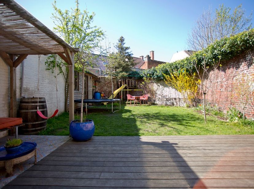 Neem rechtstreeks contact op met de eigenaar via ikverkoopuitdehand.be!<br />
<br />
Ontdek deze karaktervolle, gerenoveerde en instapklare woning op
