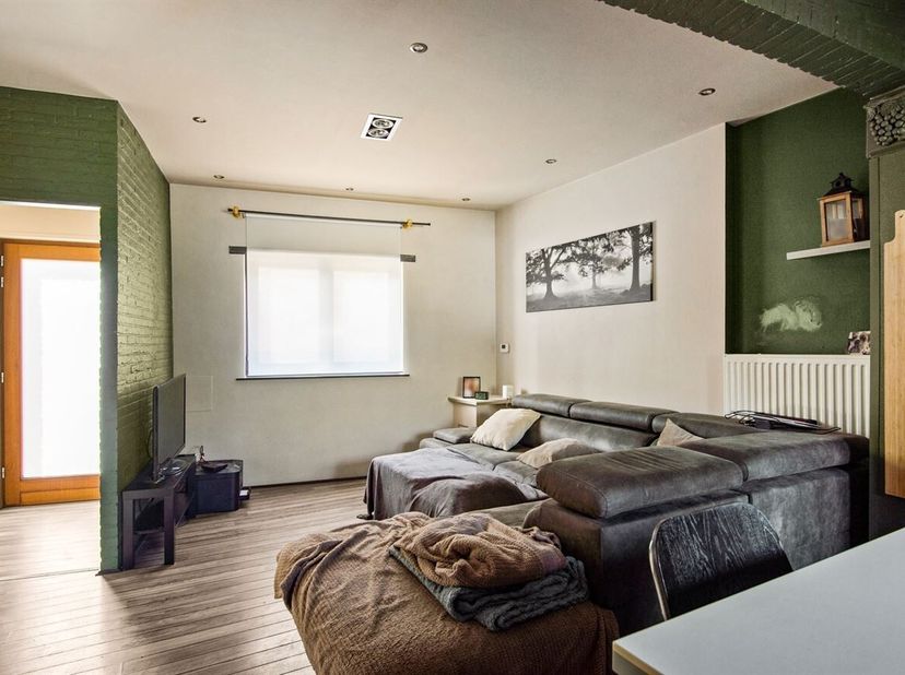 Gezellige gezinswoning met 2 slaapkamers, tuin in Niel<br />
Bij het betreden van de woning op straatniveau komt u binnen in de inkomhal, die toegang