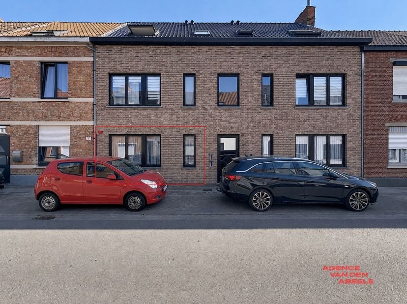 Dit charmante gelijkvloerse appartement is gelegen in een zeer rustige straat in Sint-Kruis. Dankzij de praktische indeling op het gelijkvloers geniet