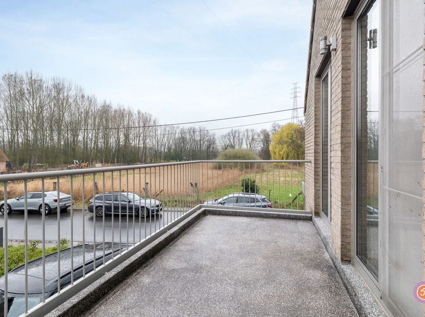 Vandaag nemen we je mee naar een instapklaar appartement gelegen in Wintam. Het appartement wordt omringd door groen, rust en bevindt zich vlak bij de