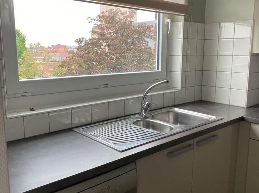 Dit verzorgd en lichtrijk appartement is ideaal gelegen, vlakbij winkels, openbaar vervoer en belangrijke invalswegen.<br />
Het appartement beschikt