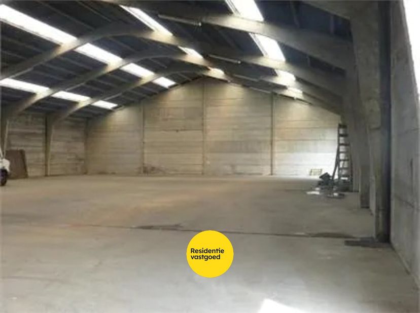 Deel van opslagplaats te huur tot 90 m².   Water, elektriciteit en goede verlichting aanwezig. De opslagplaats wordt goed afgesloten en is bovendien d