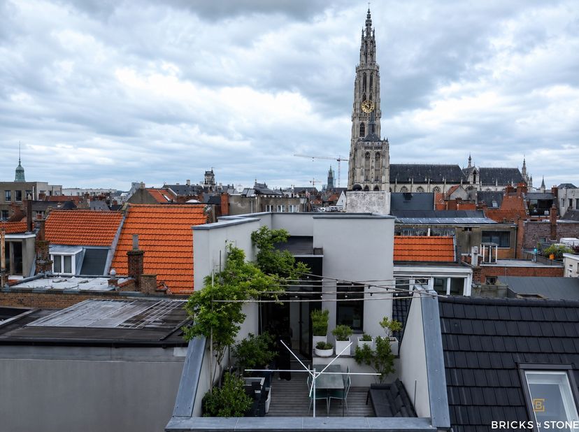 Gelegen aan de charmante Vrijdagsmarkt bevindt zich deze unieke, atypische woning met garage en zuidgericht dakterras, in het hart van Antwerpen.<br /