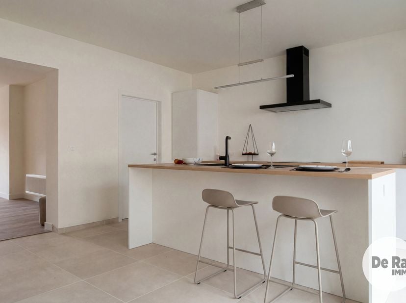 AALST - Deze compleet gerenoveerde woning ( renovatie 2025) is de ideale starterswoning voor jonge koppels die liever een huis verkiezen boven een app