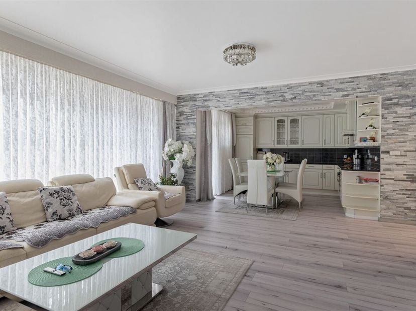 Gerenoveerd appartement met 3 slaapkamers op centrale locatie<br />
 Ligging:  <br />
 Ontdek dit gerenoveerd appartement in de Huybrechtsstraat, vlak