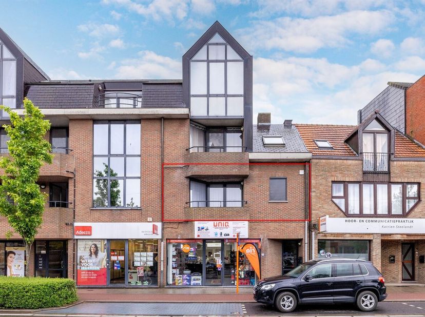 Goed onderhouden appartement met terras en garage.<br />
Indeling:<br />
Inkomhal met gastentoilet, volledig geïnstalleerde en vernieuwde keuken, leef