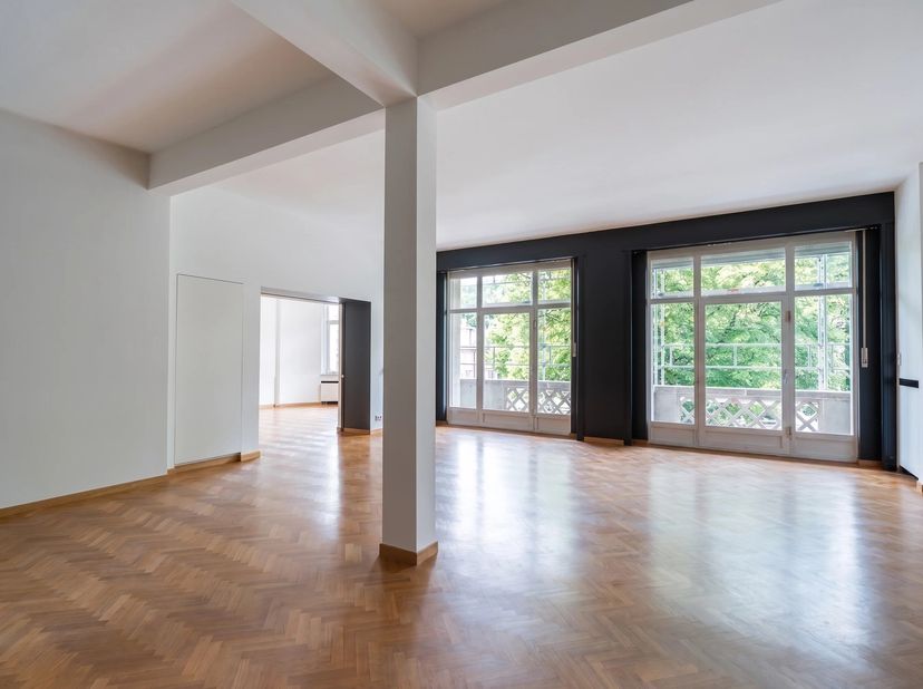 Spacieux hall d'entrée avec espace vestiaire et toilettes invités avec lave-mains - parquet chevron<br />
splendides réceptions baignées de lumière -