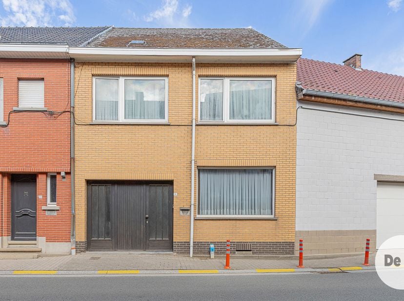 HERZELE - Deze stevige eengezinswoning met zijn verzorgde uitstraling kan u vinden pal in het centrum van Herzele. Deze woning, welke zeker nood heeft