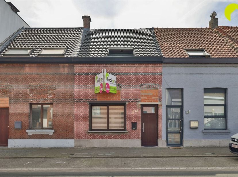 Dit herenhuis is ideaal gelegen nabij openbaar vervoer (bus en tram), talloze winkels en scholen.<br />
Indeling:<br />
We betreden de woning via de e