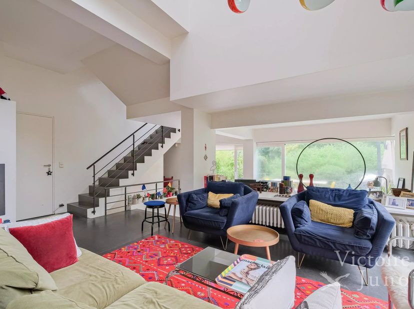Victoire Junot stelt u deze opmerkelijke, door architect Marc Corbiau ontworpen loftwoning met drie gevels voor. De woning biedt een totale bruto-oppe