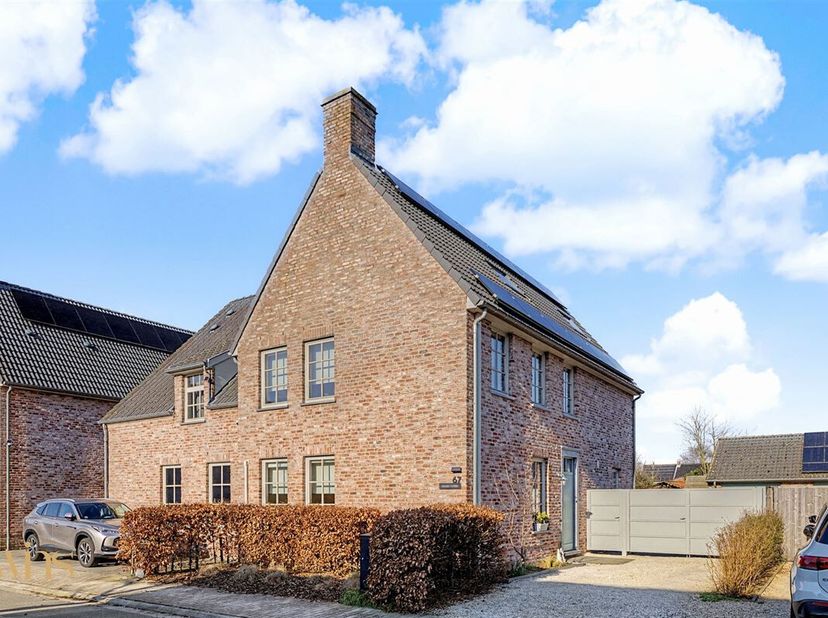 Deze halfopen bebouwing bevindt zich in een rustige en residentiële wijk in Grembergen en beschikt over een bewoonbare oppervlakte van 188 m² op een p