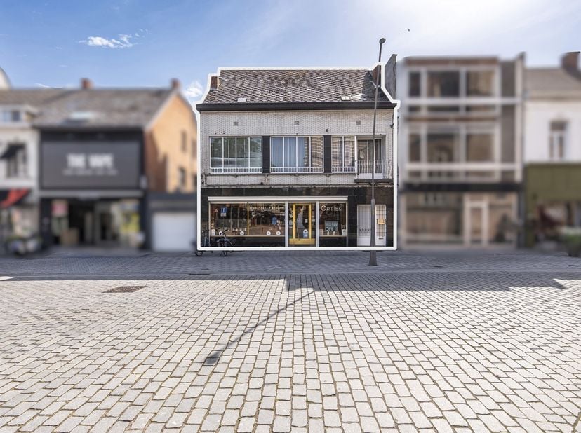 Voormalig apothekerswoning met - in huidige bebouwde toestand - 4 slaapkamers, badkamer, ruim handelsgelijkvloers met achterliggende woonvertrekken, v