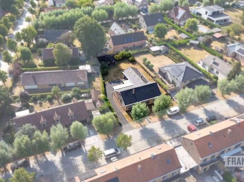 Bent u op zoek naar een warme thuis waar ruimte, licht en comfort centraal staan? Dan is deze te renoveren bungalow absoluut een bezoek waard.<br />
V